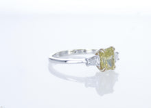 Load image into Gallery viewer, Ring 18k gold s/w fancy Diamond
